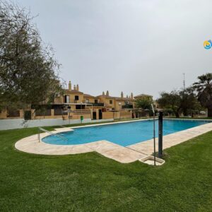 Encanto, amplitud y ubicación privilegiada a tan sólo 200 metros de la playa – Pareado en El Ancla